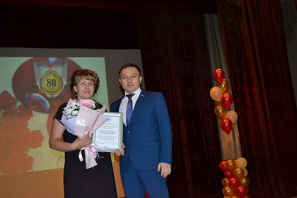 Олег Быков поздравил с 80-летием одну из старейших школ Алтайского края 